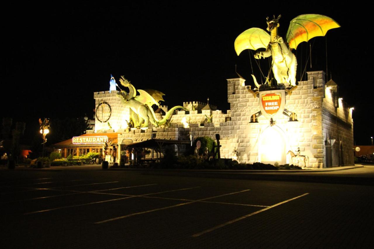 Merlin'S Camp Znojmo Exterior photo